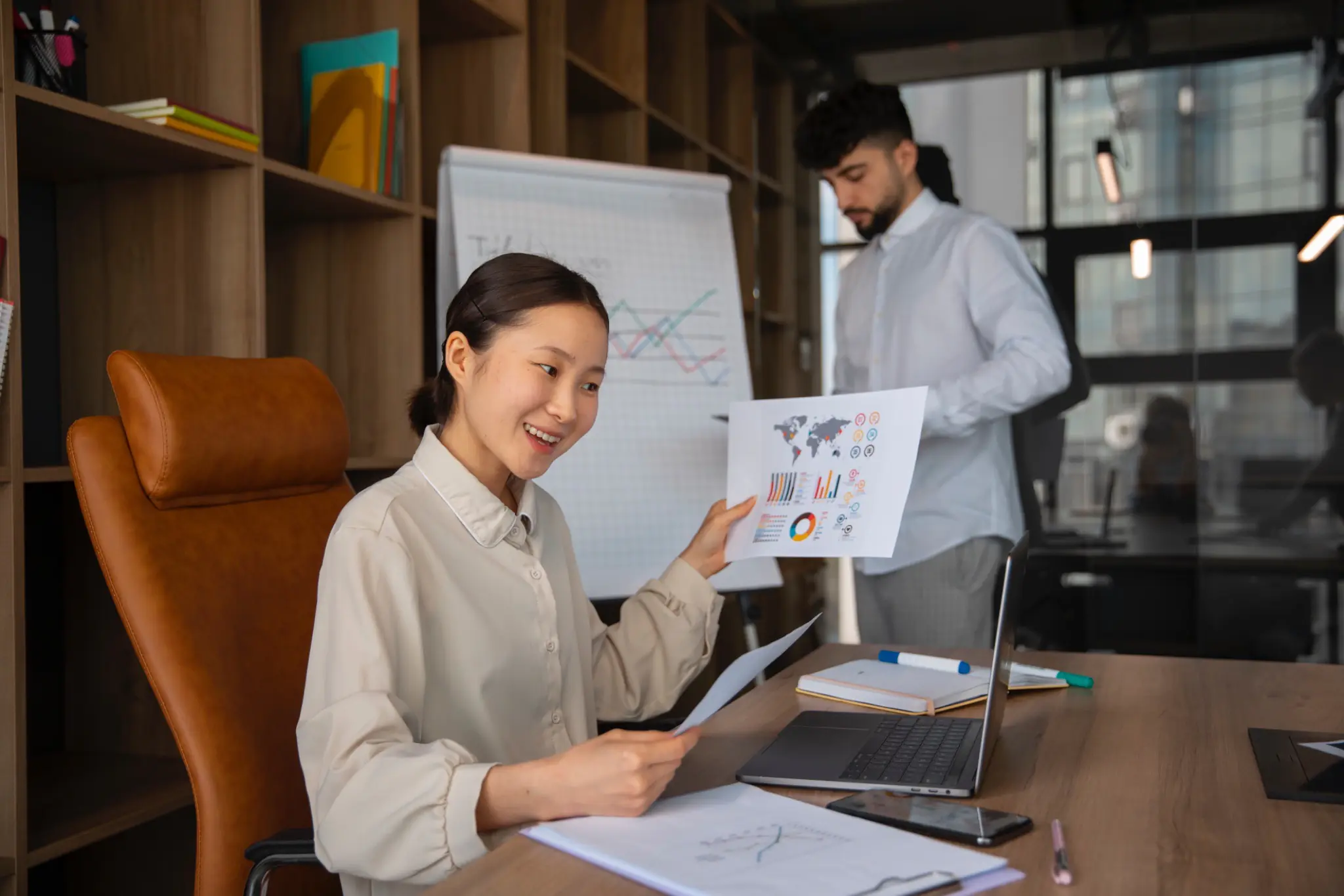 Masalah manajemen SDM dapat diatasi dengan membangun proses kerja yang terstandarisasi, mengelola data karyawan secara terintegrasi, dan melakukan evaluasi kebijakan secara berkala.